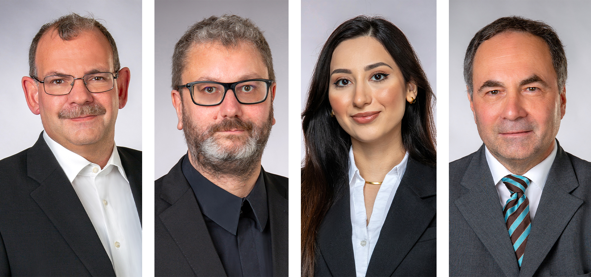 Vier professionell gekleidete Personen posieren für Kopfaufnahmen vor einem neutralen Hintergrund, alle tragen Geschäftskleidung und schauen in die Kamera.