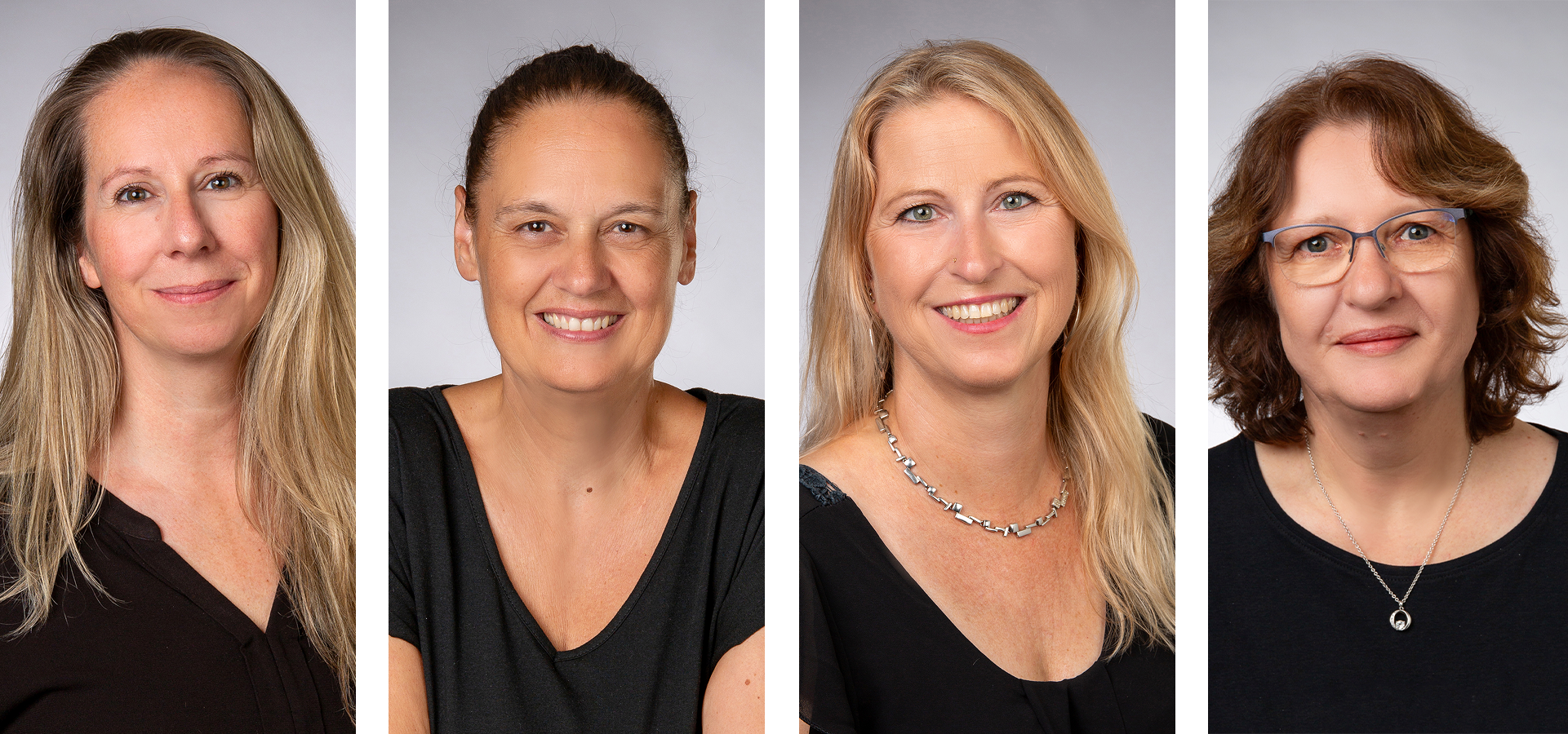 Fachangestellte_1920x900px_jan26 Vier Frauen posieren für Kopfaufnahmen vor einem hellgrauen Hintergrund. Jede lächelt, trägt ein schwarzes Oberteil und schaut direkt in die Kamera. Die Bilder sind nebeneinander in vertikalen Rahmen angeordnet.